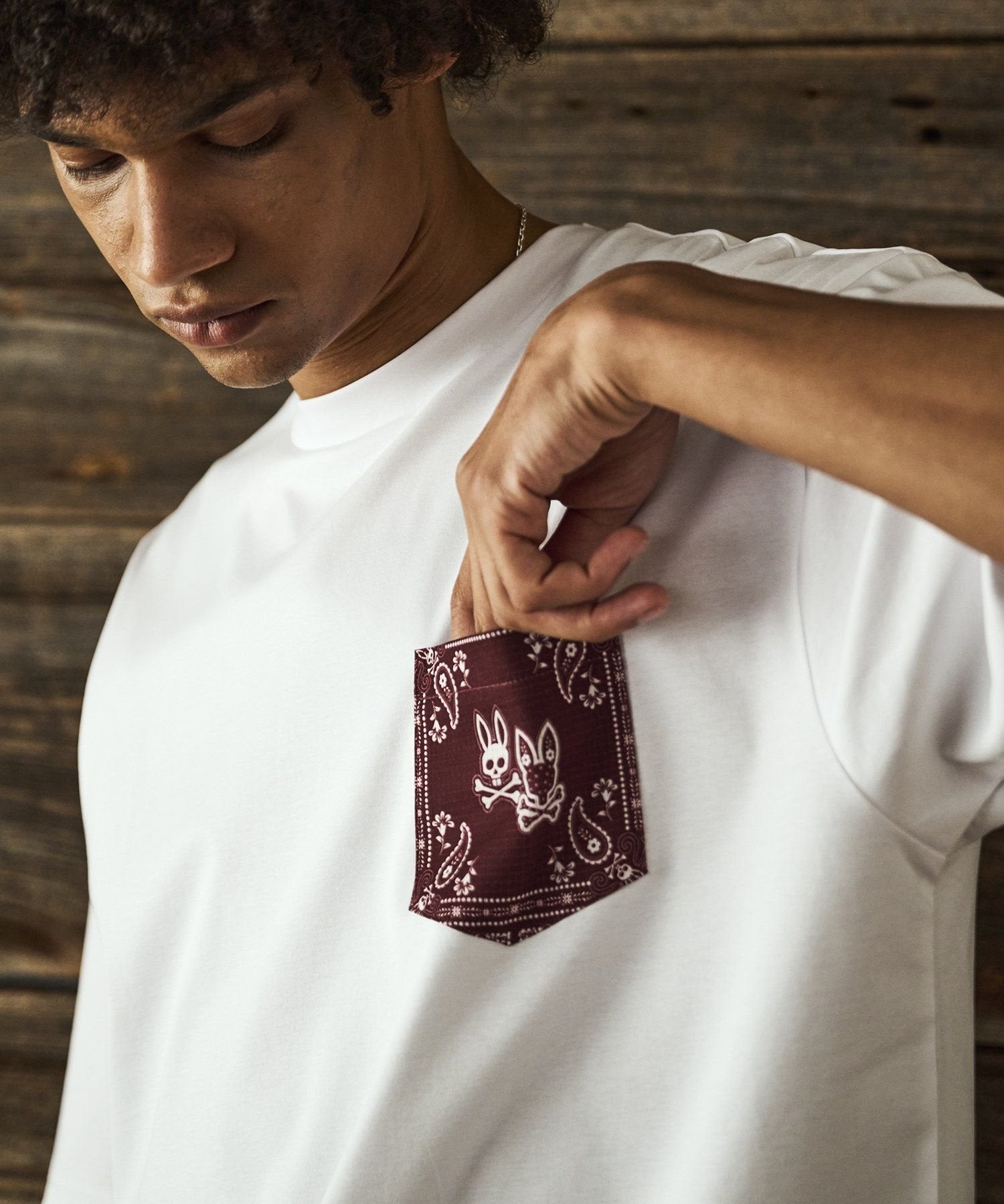 Original bandana pattern relaxed pocket T-shirt