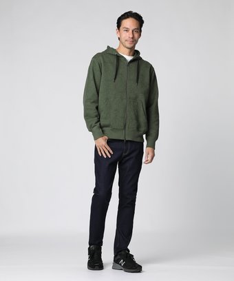 オリーブカラーの総柄パーカコーデ