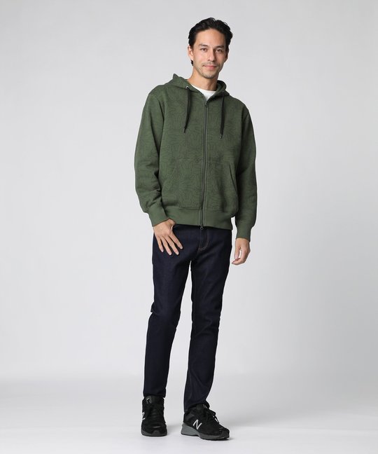 オリーブカラーの総柄パーカコーデ