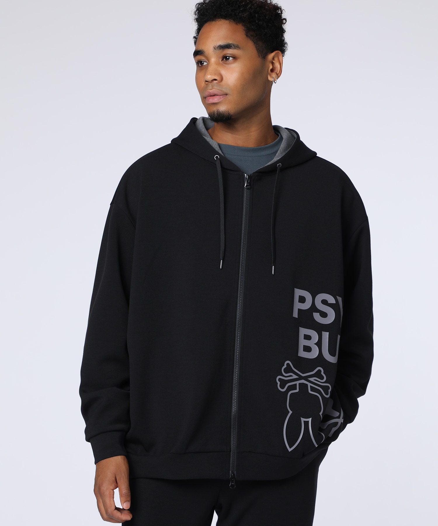 WEB限定]ダンボール サイドロゴワイドジップパーカ｜Psycho Bunny