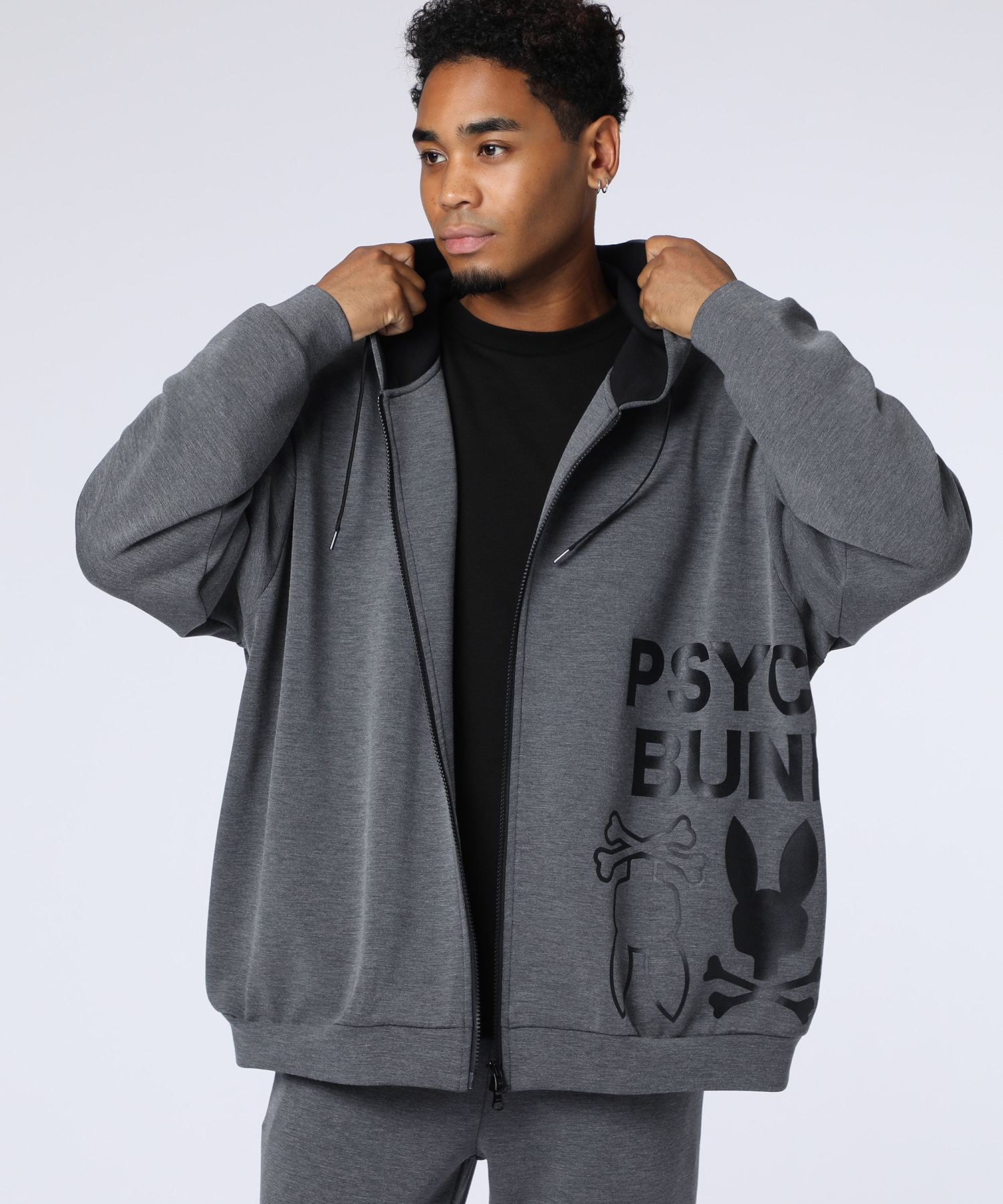 WEB限定]ダンボール サイドロゴワイドジップパーカ｜Psycho Bunny