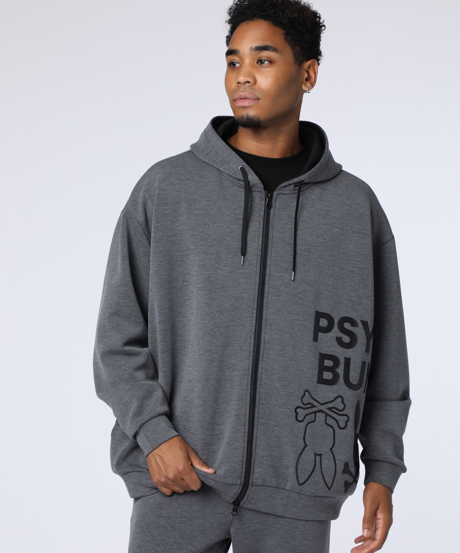 WEB限定]ダンボール サイドロゴワイドジップパーカ｜Psycho Bunny