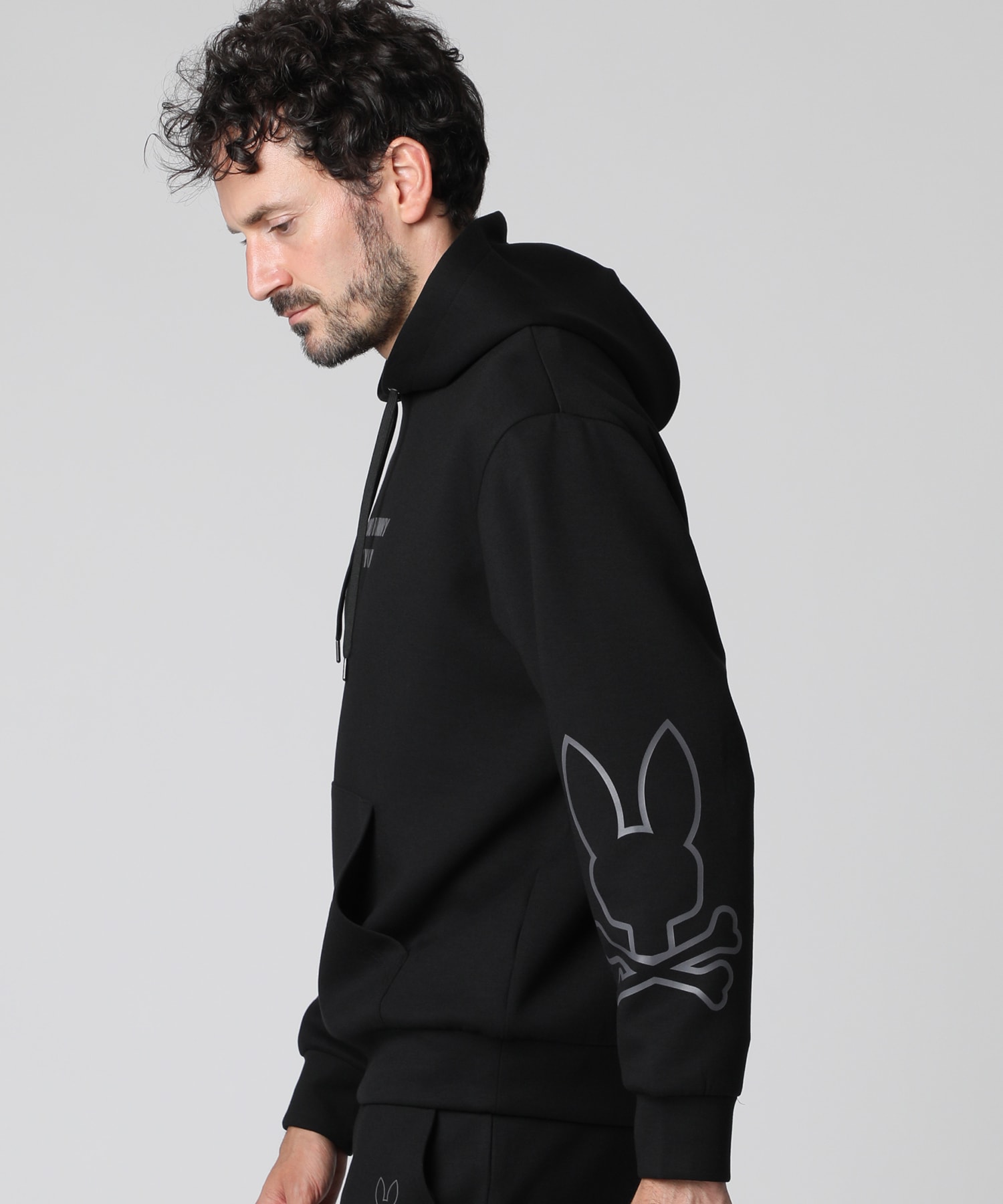 WEB限定]スリーブアウトラインロゴ ダンボール パーカ｜Psycho Bunny