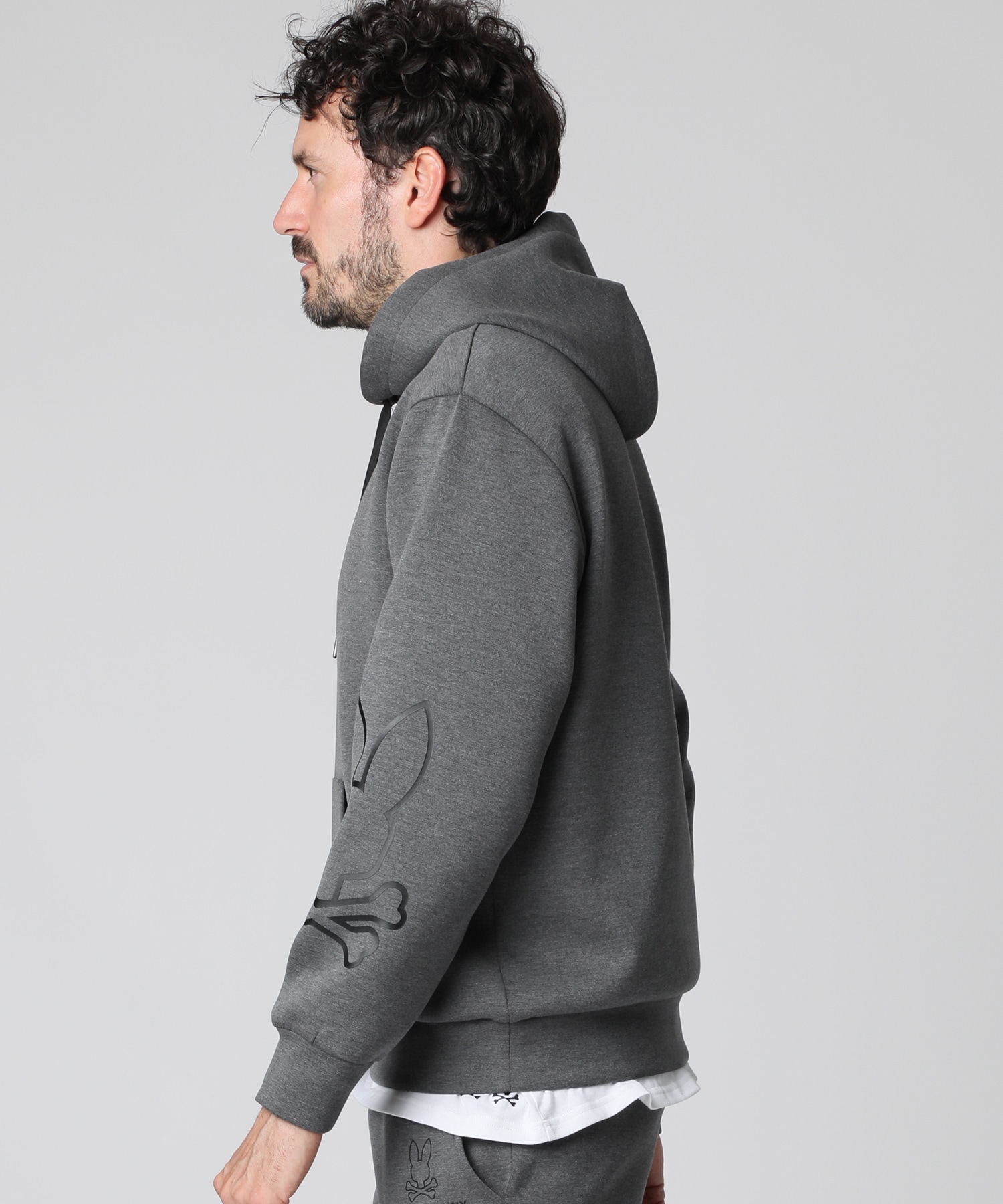 WEB限定]スリーブアウトラインロゴ ダンボール パーカ｜Psycho Bunny