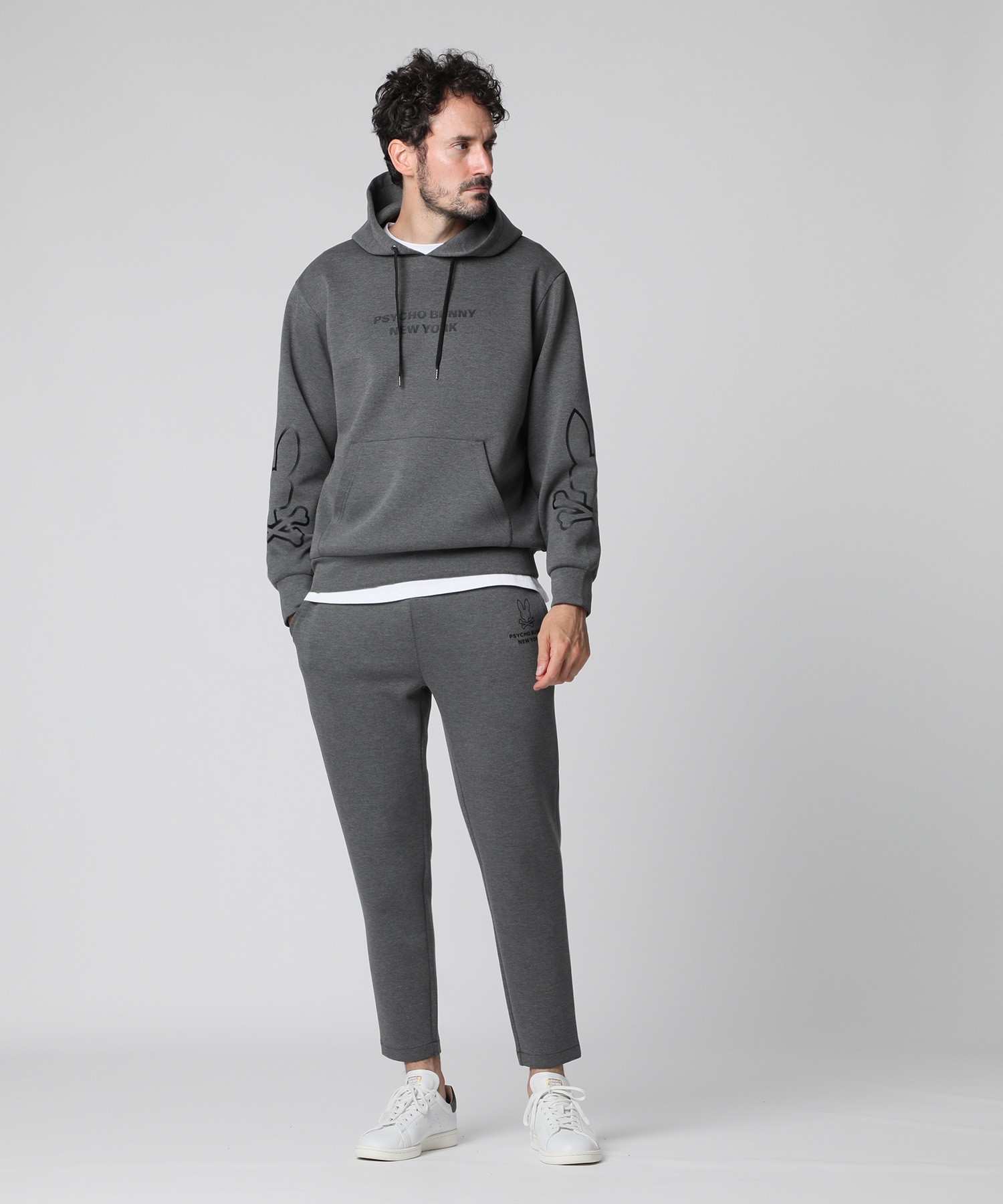 希少✨美品【バーバリーズ】ピュアカシミヤ100% B柄 総ロゴ 総柄 グレー 黒 WEB限定]スリーブアウトラインロゴ ダンボール パーカ｜Psycho Bunny