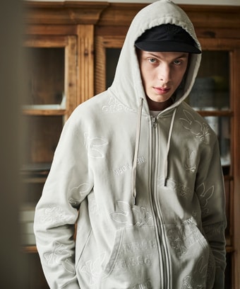 エンブロイダリーロゴパターン 　ジップパーカ