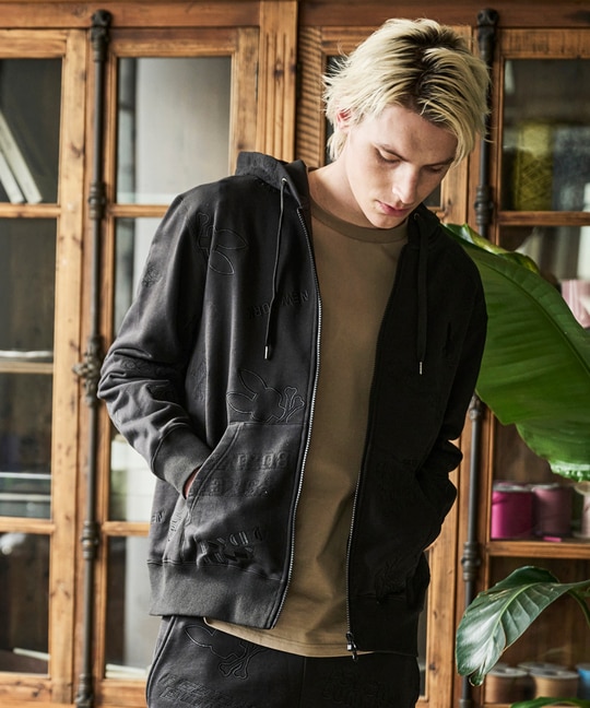 エンブロイダリーロゴパターン ジップパーカ